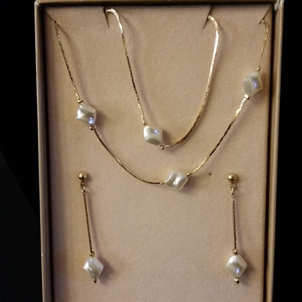 Mother of Pearl and gold tone jewelry set
